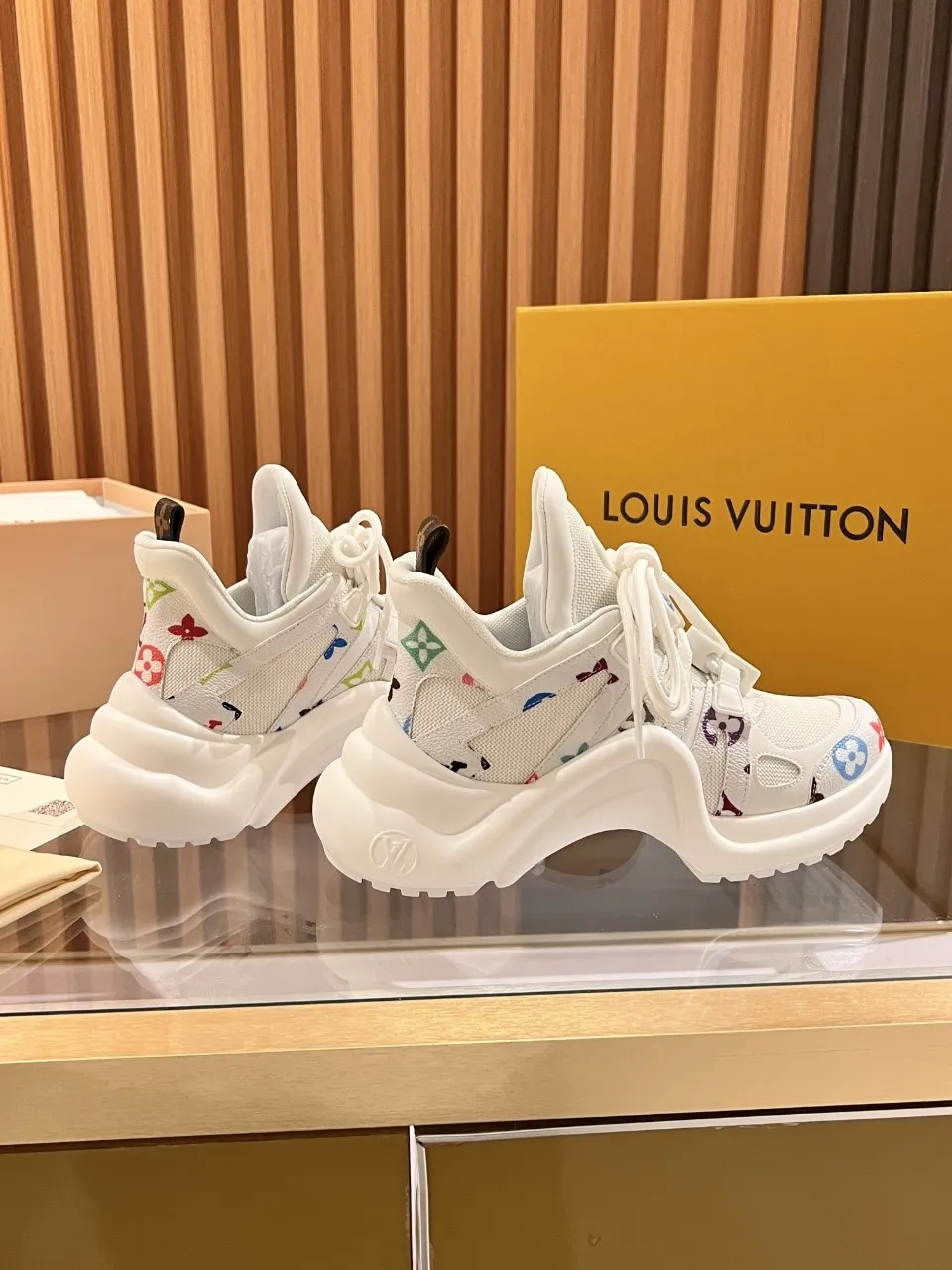 👟👟Ex-factory price 720👟👟 This three-color LV is different. 2025 new Murakami Takashi co-branded black three-color LV fancy button model Archlight donkey brand hardware casual sports dad shoes with an increased heel height of about 5.5cm, 35-41 white letter buckle